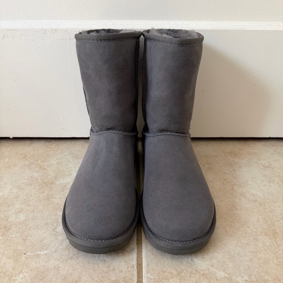 UGG Classic Genuine Shearling Lined Short Boot - Picture 1 of 9